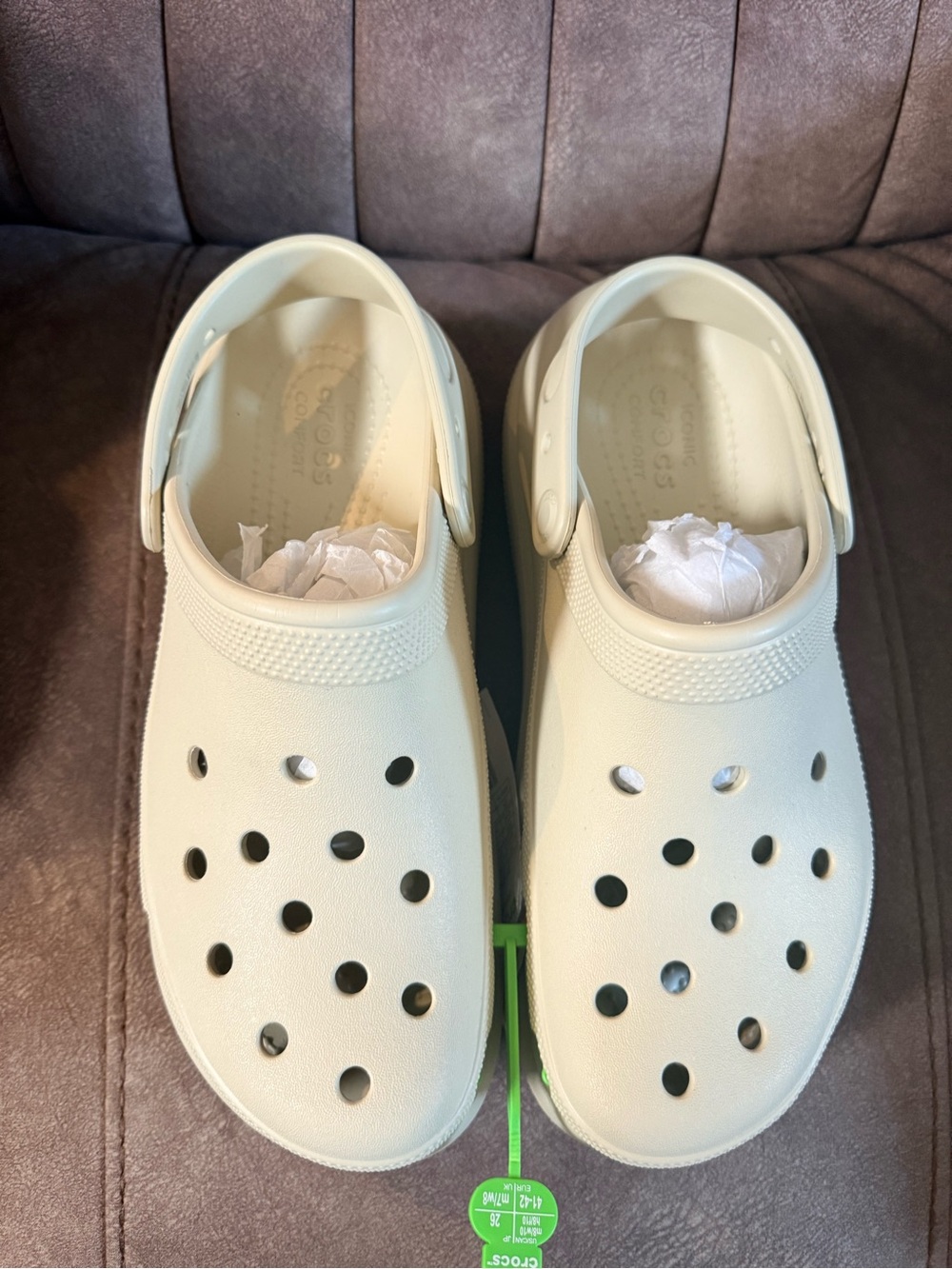 CROCS Classic Clog in Off-White Cream